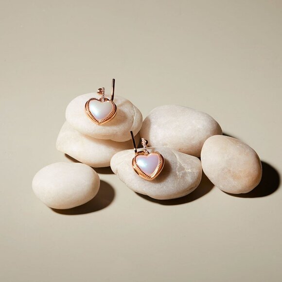 Oden's Eye - Rock Legend: Heart Shaped Pearl Stud Earrings - Picture 1 of 7